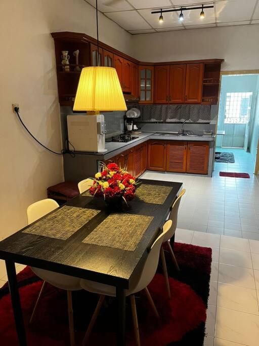 Manjung Modern + Cozy Terrace Home Лумут Экстерьер фото