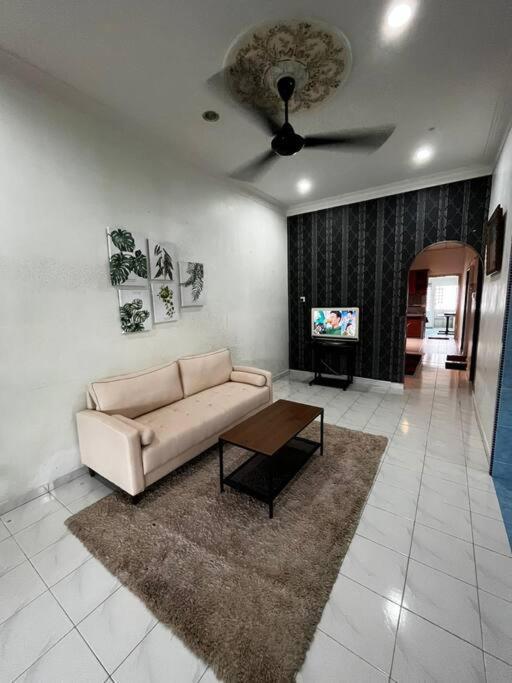 Manjung Modern + Cozy Terrace Home Лумут Экстерьер фото