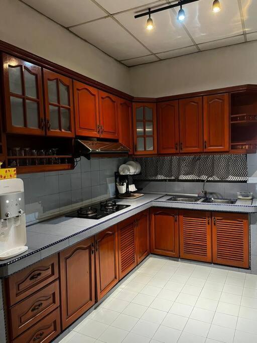 Manjung Modern + Cozy Terrace Home Лумут Экстерьер фото