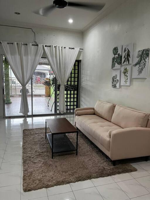 Manjung Modern + Cozy Terrace Home Лумут Экстерьер фото