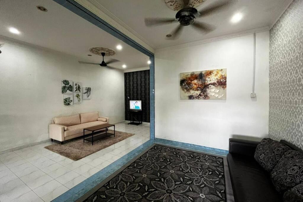 Manjung Modern + Cozy Terrace Home Лумут Экстерьер фото